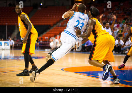 HALIFAX, NS - Marzo 22, 2012: Halifax Rainmen avanti #23 Lawrence Wright rigidi per il cestello per un layup in rotta verso una vittoria 93-85 sopra il London fulmine in gioco quattro di loro best-of-cinque National Basketball League of Canada campionato di serie a Halifax Metro Centre. La forza della vittoria Foto Stock