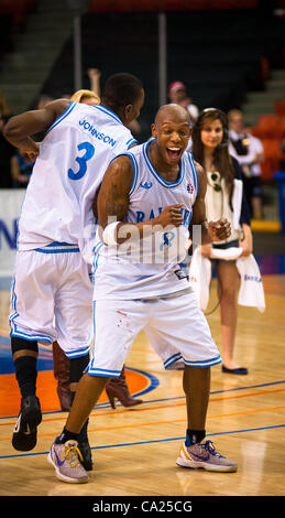 HALIFAX, NS - Marzo 22, 2012: Halifax Rainmen guard Taliek Brown celebra dopo aver sconfitto il London Lightning 93-85 in gioco quattro di loro best-of-cinque National Basketball League of Canada campionato di serie a Halifax Metro Centre. La vittoria delle forze un decisivo quinto gioco, che si terrà presso il Foto Stock