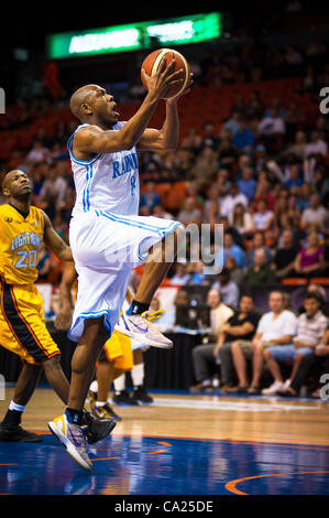 HALIFAX, NS - Marzo 22, 2012: Halifax Rainmen guard #8 Taliek Brown rigidi per il cestello per un layup in rotta verso una vittoria 93-85 sopra il London fulmine in gioco quattro di loro best-of-cinque National Basketball League of Canada campionato di serie a Halifax Metro Centre. La vittoria di forze a de Foto Stock