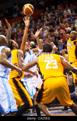 HALIFAX, NS - Marzo 22, 2012: Halifax Rainmen avanti #23 Lawrence Wright rigidi per il cestello in rotta verso una vittoria 93-85 sopra il London fulmine in gioco quattro di loro best-of-cinque National Basketball League of Canada campionato di serie a Halifax Metro Centre. La vittoria delle forze un decisivo Foto Stock