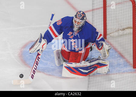 Mar 23, 2012 - New York New York, USA - New York Rangers goalie Henrik Lundqvist (30) cancella un rimbalzo nell'angolo durante il primo periodo di azione di NHL tra i Buffalo Sabres e il New York Rangers al Madison Square Garden di New York, N.Y. (Credito Immagine: © sarà Schneekloth/ZUMAPRESS.com) Foto Stock
