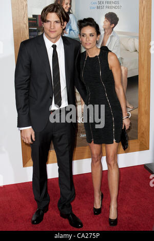 11 gennaio 2011 - Westwood, California, Stati Uniti - attrice Demi Moore e il marito Ashton Kutcher arrivano al Paramount Pictures premiere di No Strings Attached al Regency Village Theatre. (Credito Immagine: © Brandon Parry/ZUMAPRESS.com) Foto Stock