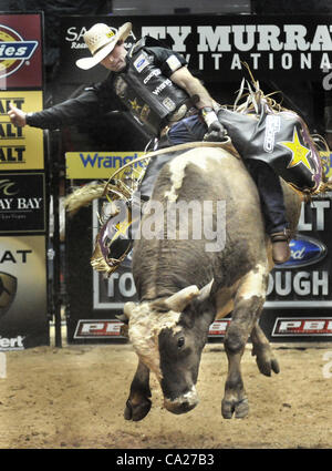 Marzo 23, 2012 - Albuquerque, NM, Stati Uniti - Assorbitore Greg -- Fabiano Vieira Rides the bull Whirlywinner per otto secondi a PBR Ty Murray Invitational in Albuquerque venerdì 23 marzo, 2012. (Credito Immagine: © Greg assorbitore/Albuquerque ufficiale/ZUMAPRESS.com) Foto Stock