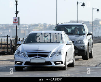 Prince Edward, il conte di Wessex arriva con protezione reale a Ryde Pier mentre su un impegno ufficiale sull'Isola di Wight Foto Stock