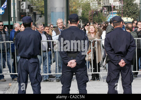 Marzo 25, 2012 - Athens, Grecia - le autorità greche hanno lanciato una massiccia operazione di sicurezza attraverso il centro di Atene per una parata militare nella capitale per il marchio del paese il giorno di indipendenza, per timore che l'anti-austerità protesta potesse discrupt il marzo. Migliaia di poliziotti sono stati mobilitati, w Foto Stock