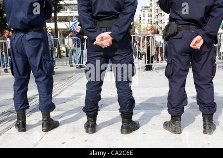 Marzo 25, 2012 - Athens, Grecia - le autorità greche hanno lanciato una massiccia operazione di sicurezza attraverso il centro di Atene per una parata militare nella capitale per il marchio del paese il giorno di indipendenza, per timore che l'anti-austerità protesta potesse discrupt il marzo. Migliaia di poliziotti sono stati mobilitati, w Foto Stock