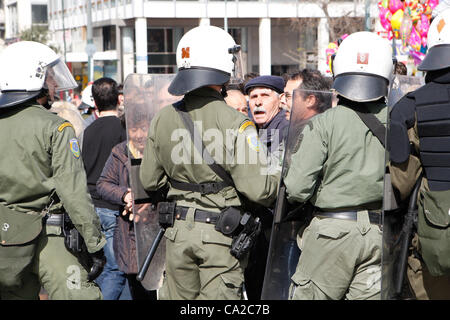 Marzo 25, 2012 - Athens, Grecia - le autorità greche hanno lanciato una massiccia operazione di sicurezza attraverso il centro di Atene per una parata militare nella capitale per il marchio del paese il giorno di indipendenza, per timore che l'anti-austerità protesta potesse discrupt il marzo. Migliaia di poliziotti sono stati mobilitati, w Foto Stock