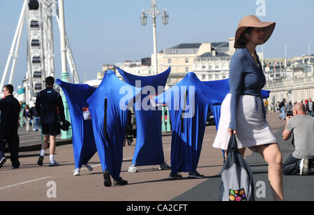 Brighton, Regno Unito. 25 mar 2012. Alcune strane corridori che prenderanno parte al Sainsbury's Sports Relief Mile evento sul lungomare di Brighton oggi in tempo splendido per il tempo dell'anno fotografia scattata da Simon Dack 25 Marzo 2012 Foto Stock