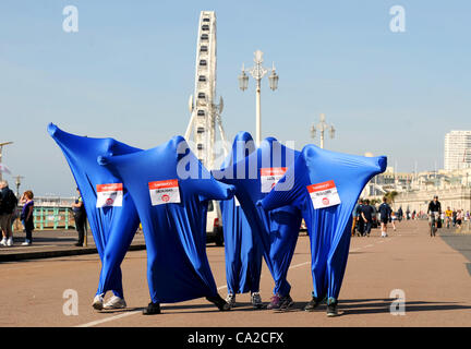 Brighton, Regno Unito. 25 mar 2012. Corridori che prenderanno parte al Sainsbury's Sports Relief Mile evento sul lungomare di Brighton oggi in tempo splendido per il tempo dell'anno fotografia scattata da Simon Dack 25 Marzo 2012 Foto Stock