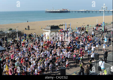 Brighton, Regno Unito. 25 mar 2012. Guide di scorrimento in fase di riscaldamento per la Sainsbury's Sports Relief Mile evento sul lungomare di Brighton oggi in tempo splendido per il tempo dell'anno fotografia scattata il 25 marzo 2012 Foto Stock