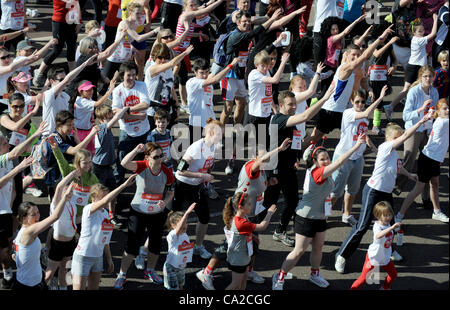 Brighton, Regno Unito. 25 mar 2012. Corridori che prenderanno parte al Sainsbury's Sports Relief Mile evento sul lungomare di Brighton oggi Foto Stock