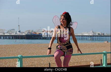 Brighton, Regno Unito. 25 Mar 2012. L'artista Sonia Canals si veste oggi per il sole sul lungomare di Brighton durante l'inestagionabile caldo periodo meteorologico per marzo nel Regno Unito Foto Stock