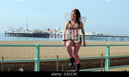 Brighton, Regno Unito. 25 Mar 2012. L'artista Sonia Canals si veste oggi per il sole sul lungomare di Brighton durante l'inestagionabile caldo periodo meteorologico per marzo nel Regno Unito Foto Stock