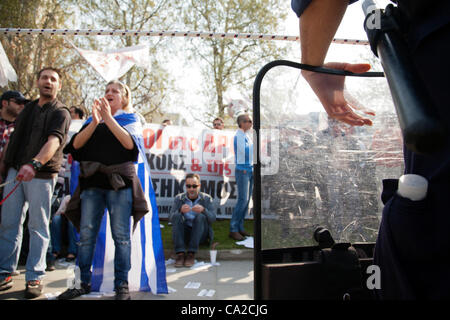 Marzo 25, 2012. Il greco il Giorno di Indipendenza. Anti-austerità manifestanti protesta durante la parata militare. Foto Stock