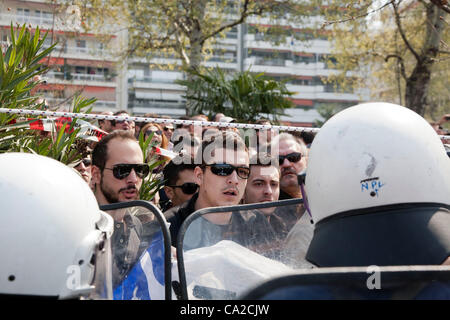 Marzo 25, 2012. Il greco il Giorno di Indipendenza. Anti-austerità manifestanti protesta durante la parata militare. Foto Stock