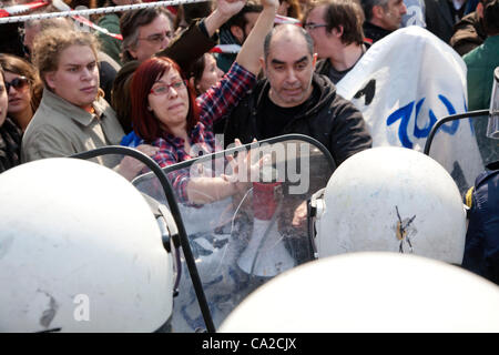 Marzo 25, 2012. Il greco il Giorno di Indipendenza. Anti-austerità manifestanti protesta durante la parata militare. Foto Stock