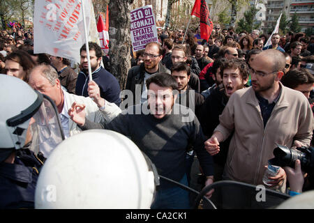 Marzo 25, 2012. Il greco il Giorno di Indipendenza. Anti-austerità manifestanti protesta durante la parata militare. Foto Stock