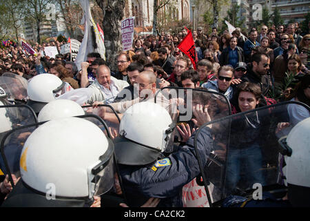 Marzo 25, 2012. Il greco il Giorno di Indipendenza. Anti-austerità manifestanti protesta durante la parata militare. Foto Stock