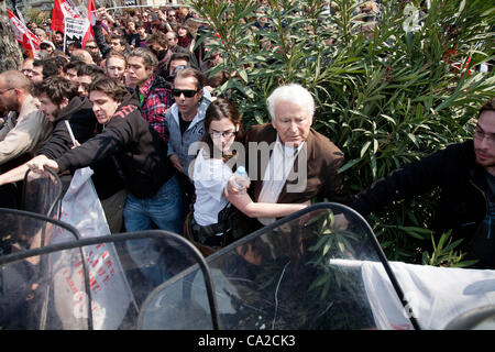 Marzo 25, 2012. Il greco il Giorno di Indipendenza. Anti-austerità manifestanti protesta durante la parata militare. Foto Stock