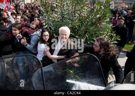 Marzo 25, 2012. Il greco il Giorno di Indipendenza. Anti-austerità manifestanti protesta durante la parata militare. Foto Stock