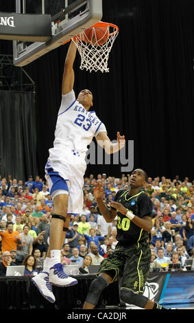 Marzo 25, 2012 - Atlanta, GA, Stati Uniti d'America - Kentucky Wildcats avanti Anthony Davis (23) inzuppati nel corso della Baylor porta avanti Quincy Miller (30) come l'Università di Kentucky ha giocato il Baylor University in NCAA Sud finale regionale ha giocato in Georgia Dome di Atlanta, GA. Domenica 25 Marzo, 2012. Questo è l'abete Foto Stock