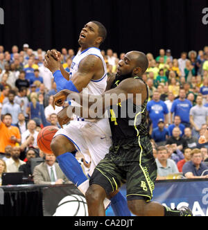 Marzo 25, 2012 - Atlanta, GA, Stati Uniti d'America - Kentucky Wildcats avanti Terrence Jones (3) è stato intenzionalmente imbrattata di Baylor porta avanti Quincy Acy (4) come ha guidato al cestello come l'Università di Kentucky ha giocato il Baylor University in NCAA Sud finale regionale ha giocato in Georgia Dome di Atlanta, GA Foto Stock