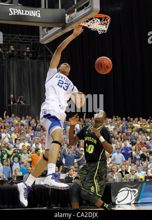 Marzo 25, 2012 - Atlanta, GA, Stati Uniti d'America - Kentucky Wildcats avanti Anthony Davis (23) inzuppati nel corso della Baylor porta avanti Quincy Miller (30) come l'Università di Kentucky ha giocato il Baylor University in NCAA Sud finale regionale ha giocato in Georgia Dome di Atlanta, GA. Domenica 25 Marzo, 2012. Questo è l'abete Foto Stock