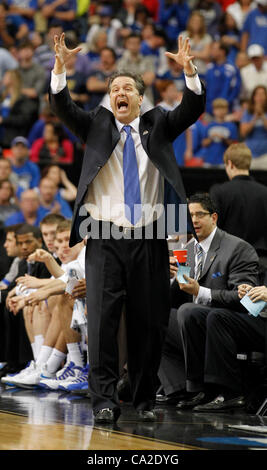 Marzo 25, 2012 - Atlanta, GA, Stati Uniti d'America - Kentucky Wildcats head coach John Calipari urlato come l'Università di Kentucky ha giocato il Baylor University in NCAA Sud finale regionale ha giocato in Georgia Dome di Atlanta, GA. Domenica 25 Marzo, 2012. Questa è la seconda metà di azione. Regno Unito ha vinto il 82-70. Charles Bertram Foto Stock