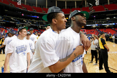 Marzo 25, 2012 - Atlanta, GA, Stati Uniti d'America - Kentucky Wildcats guard Twany Beckham (10) abbracciato Kentucky Wildcats avanti Michael Kidd-Gilchrist (14), a destra, come essi abbandonarono la Corte dopo l'Università di Kentucky ha sconfitto il Baylor University in NCAA Sud finale regionale ha giocato in Georgia Dome in Foto Stock