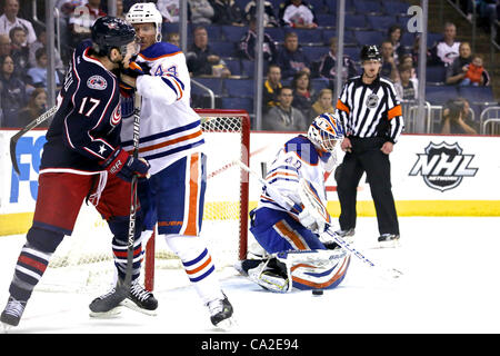 Marzo 25, 2012 - Columbus, Ohio, Stati Uniti - Edmonton lubrificatori defenceman Corey Potter (44) trattiene Columbus Giacche Blu marchio di centro Letestu (17) come un colpo rimbalzi del pattino di Edmonton lubrificatori goalie Devan Dubnyk (40) nel primo periodo di gioco tra i lubrificatori de Edmonton e Columbus Blue Jacke Foto Stock