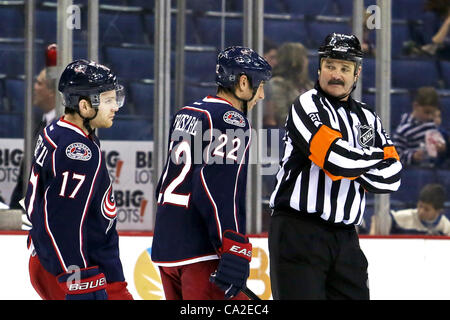 Marzo 25, 2012 - Columbus, Ohio, Stati Uniti - arbitro Don Van Massenhoven (21) parla con Columbus Giacche Blu ala sinistra Vinny Prospal (22) e Columbus Giacche Blu marchio di centro Letestu (17) prima dell'inizio del secondo periodo nel gioco tra i lubrificatori de Edmonton e Columbus Giacche Blu alla nazione Foto Stock