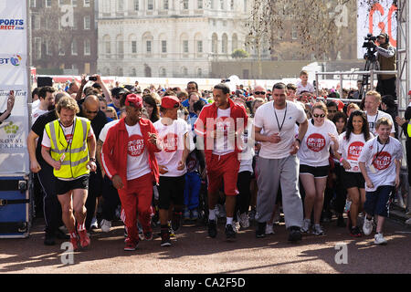 JLS eseguire lo Sport Relief Mile 2012 presso il Royal Parks, Londra il 25 marzo 2012. Persone nella foto: JB Gill, Marvin Humes, Oritse Williams e Aston Merrygold da JLS. Foto Stock