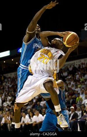 London Ontario, Canada - 25 Marzo 2012. Eddie Smith (20) di Londra è un fulmine sporcata da Tyrone Levett di Halifax Rainmen. Il London Lightning sconfitto il Halifax Rainmen 116-92 nella quinta e di decidere il gioco per vincere la nazionale della lega di pallacanestro del Canada del campionato. Lettore di Londra Foto Stock