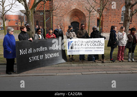Marzo Lunedì 26, 2012 - Elsinore, Danimarca. Il principe Carlo e la duchessa di Cornovaglia in visita ufficiale in Danimarca. Il popolo internazionale's College a Elsinore aveva un saluto speciale su San Anna strada fuori St Olai Chiesa causando di divertimento e di fatto la coppia di arresto per una sessione di conversazione testuale. Foto Stock