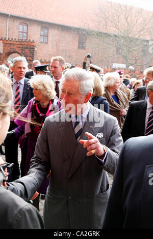 Marzo Lunedì 26, 2012 - Elsinore, Danimarca. Il principe Carlo e la duchessa di Cornovaglia in visita ufficiale in Danimarca. Il principe Carlo e Camilla si stringono la mano e parlando con Elsinore i cittadini prima di entrare nell'ex monastero carmelitano e St Mariae Chiesa. Foto Stock