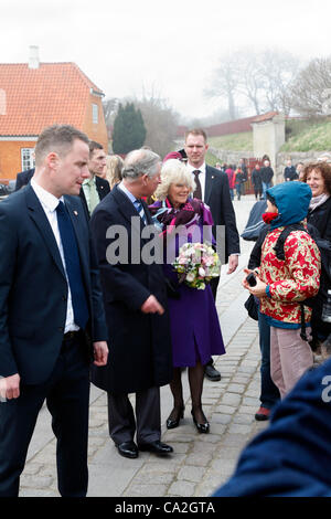 Marzo Lunedì 26, 2012 - Kronborg, Elsinore, Danimarca. Il principe Carlo e la duchessa di Cornovaglia in visita ufficiale in Danimarca. Qui saluto e parlare con la gente prima di entrare il vecchio Castello Kronborg per un tour guidato in una giornata di mare pesante velatura. Foto Stock