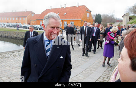 Marzo Lunedì 26, 2012 - Kronborg, Elsinore, Danimarca. Il principe Carlo e la duchessa di Cornovaglia in visita ufficiale in Danimarca. Qui saluto e parlare con la gente prima di entrare il vecchio Castello Kronborg per un tour guidato in una fredda giornata con pesante sul mare di nebbia. Foto Stock