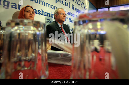 Marzo 26, 2012 - Srinagar Kashmir, India - PARVEENA AHNAGER, presidente dell'Associazione dei Genitori di Persone scomparse (L) e CHRISTOF HEYNS (C), un relatore speciale delle Nazioni Unite (ONU) nel corso di un briefing con la stampa a Srinagar, la capitale estiva del Kashmir indiano. Il relatore delle Nazioni Unite su E Foto Stock