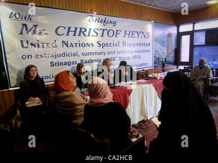 Marzo 26, 2012 - Srinagar Kashmir, India - i familiari di una scomparsa del Kashmir gioventù sedersi vicino PARVEENA AHNAGER, presidente dell'Associazione dei Genitori di Persone scomparse (2 L) e CHRISTOF HEYNS superiore (C), un relatore speciale delle Nazioni Unite (ONU) nel corso di un briefing con la stampa a Srinagar, Foto Stock