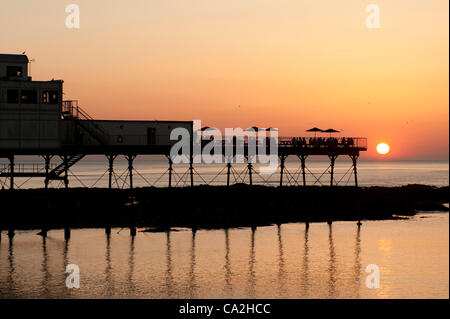 Tramonto sul molo a Aberystwyth Wales UK, 26 marzo 2012: popolazione gode di un clima eccezionalmente caldo al mare. Tutto il Regno Unito è crogiolarsi in temperature più tipica della fine di giugno. Foto Stock