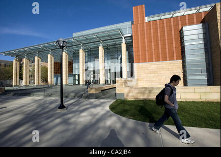 Marzo 26, 2012 - Ann Arbor, Michigan, Stati Uniti - uno studente passeggiate passato il Ross School of Business dell'Università del Michigan campus in Ann Arbor, MI il 26 marzo 2012. (Credito Immagine: © Mark Bialek/ZUMAPRESS.com) Foto Stock