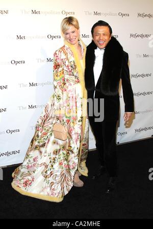 Julie Macklowe, Zang Toi presso gli arrivi per il Metropolitan Opera Gala Premiere di Jules Manon di Massenet, il Metropolitan Opera House al Lincoln Center di New York, NY Marzo 26, 2012. Foto di: Rob Kim/Everett Collection Foto Stock