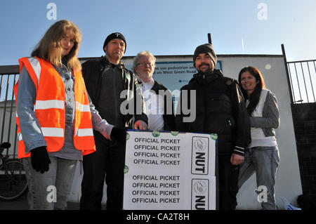 Londra, Regno Unito. 28 mar 2012. Gli insegnanti al di fuori vista parco Tottenham Academy di Londra sulla linea di picchetto in sciopero sui regimi di previdenza le modifiche. Credito: Matteo Chattle/Alamy Live News Foto Stock