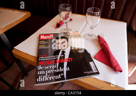 Parigi, Francia. 29 marzo, 2012. La figura mostra la rivista Paris Match intervista con il presidente francese Nicolas Sarkozy (pubblicato il 29 Mar, 2012), a sinistra su un tavolo in Le Camelia brasserie, Boulevard Garibaldi, 75015 Parigi, Francia. Foto Stock