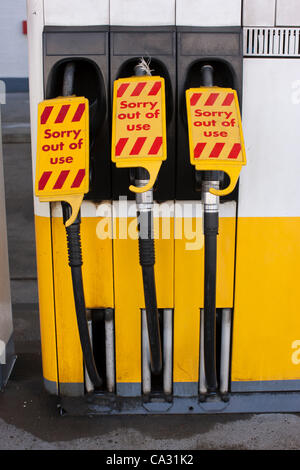 Londra, Regno Unito. Marzo 29, 2012 - Le pompe di benzina con fuori di usare marcatori su di esse a causa del distributore di benzina della Shell su Fulham Road a ovest di Londra non avente alcun combustibile. La scarsità di combustibile sembra essere un risultato di panico acquisto dal pubblico in generale dopo la minaccia di sciopero da carburante tanker driver. Foto Stock