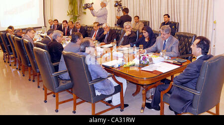 Il primo ministro, Syed Yousuf Raza Gilani presiede la riunione del Comitato del Gabinetto sull'energia tenutosi a PM House di Islamabad giovedì, 29 marzo 2012. Foto Stock