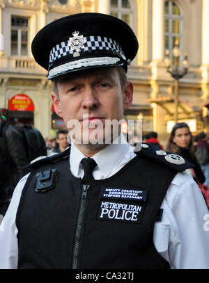 Londra, Regno Unito. 29/03/12. La Metropolitan Police Vice Assistente Commissario, Stephen Kavannagh al lancio di funzionamento Trafalgar a Piccadilly Circus. Foto Stock