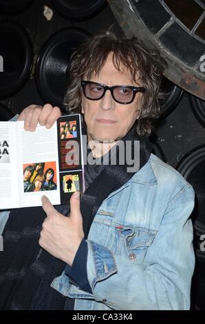 Mick Rock nel-l'aspetto del negozio per il commando: Autobiografia di Johnny Ramone Book Launch Party, John Varvatos 315 Bowery Boutique, New York, NY, 29 marzo 2012. Foto di: Derek Storm/Everett Collection Foto Stock