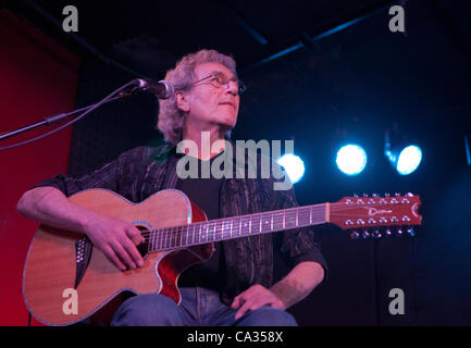 Roma, Italia, giovedì, 29 marzo 2012. Settanta folk rock gruppo Strawbs giocare un concerto acustico a Roma. Il loro unico concerto a Roma dal 1973. Nella foto il chitarrista Chas Cronk. Foto Stock
