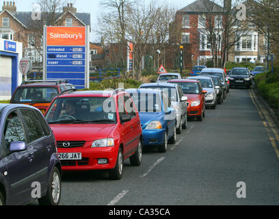 Caos presso la stazione di benzina come coda di veicoli durante la minaccia di sciopero petroliera SAINSBURY STAZIONE DI BENZINA SCARB 30 marzo 2012 FALS Foto Stock